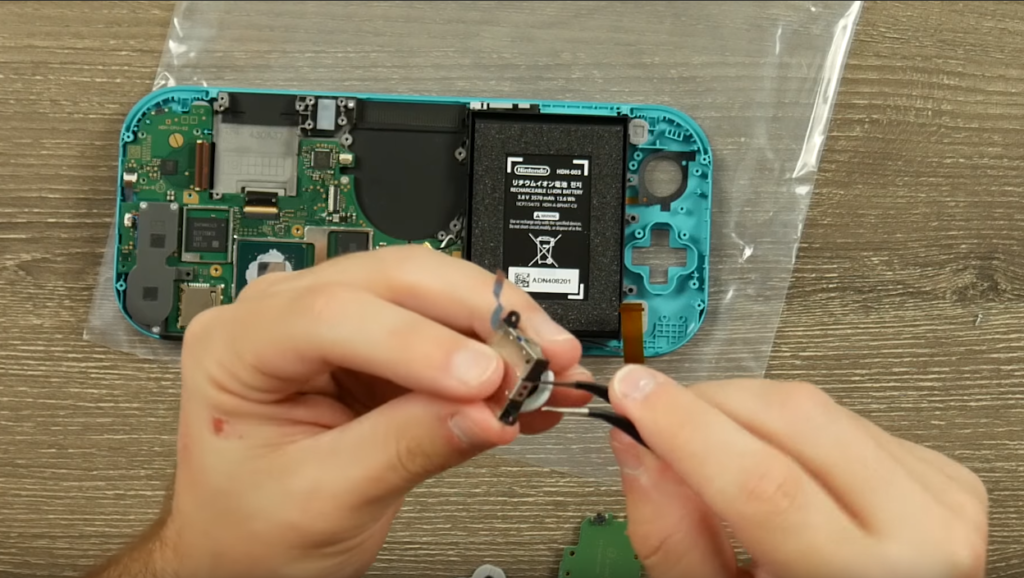 Switch Lite拆机发现任天堂并没有更换漂移摇杆组件